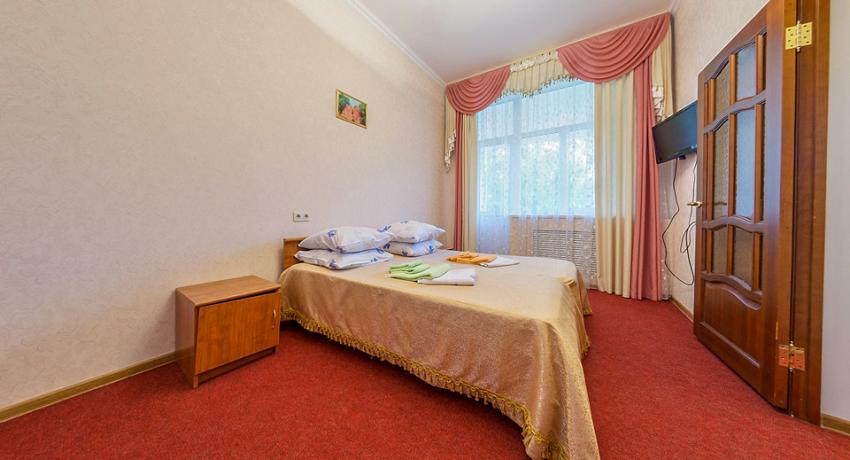 Спальня в 2 местном 2 комнатном Улучшенном с балконом санатория Кавказ Кисловодска