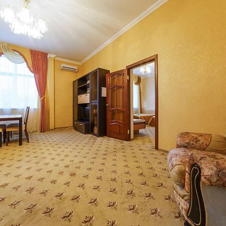 Оснащение гостиной в 4 местных 4 комнатных Апартаментах санатория Кавказ в Кисловодске