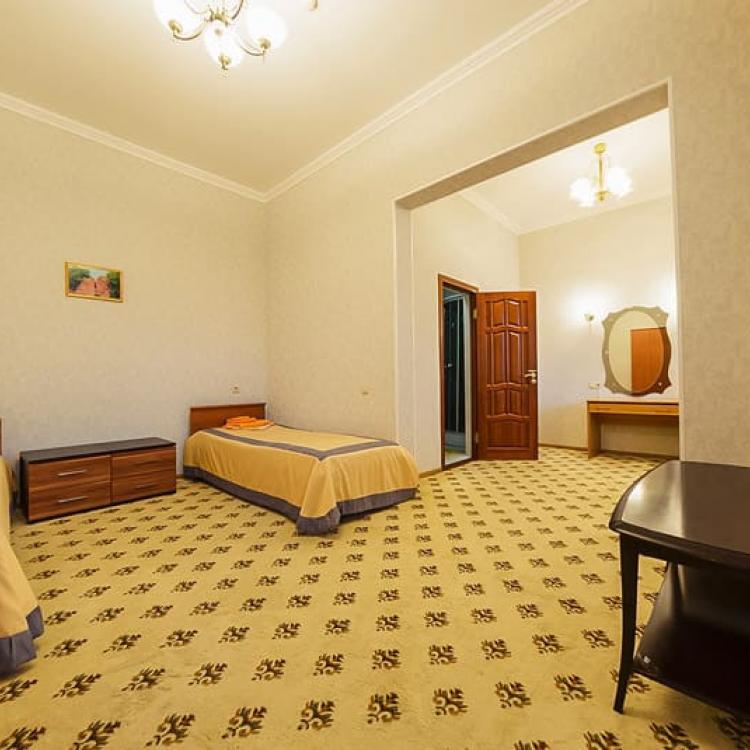 Спальная комната в 4 местных 4 комнатных Апартаментах санатория Кавказ в Кисловодске
