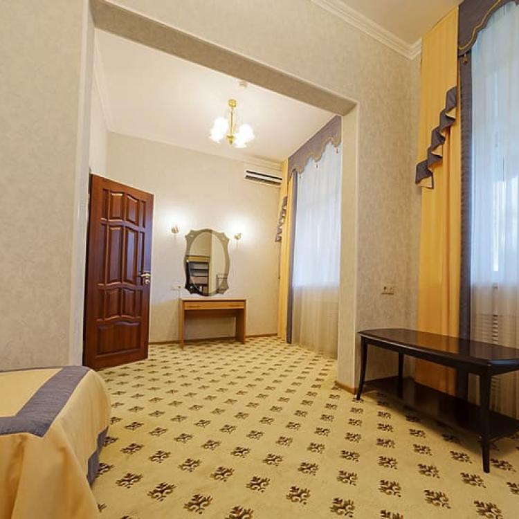 Интерьер спальной комнаты 4 местных 4 комнатных Апартаментов санатория Кавказ в Кисловодске
